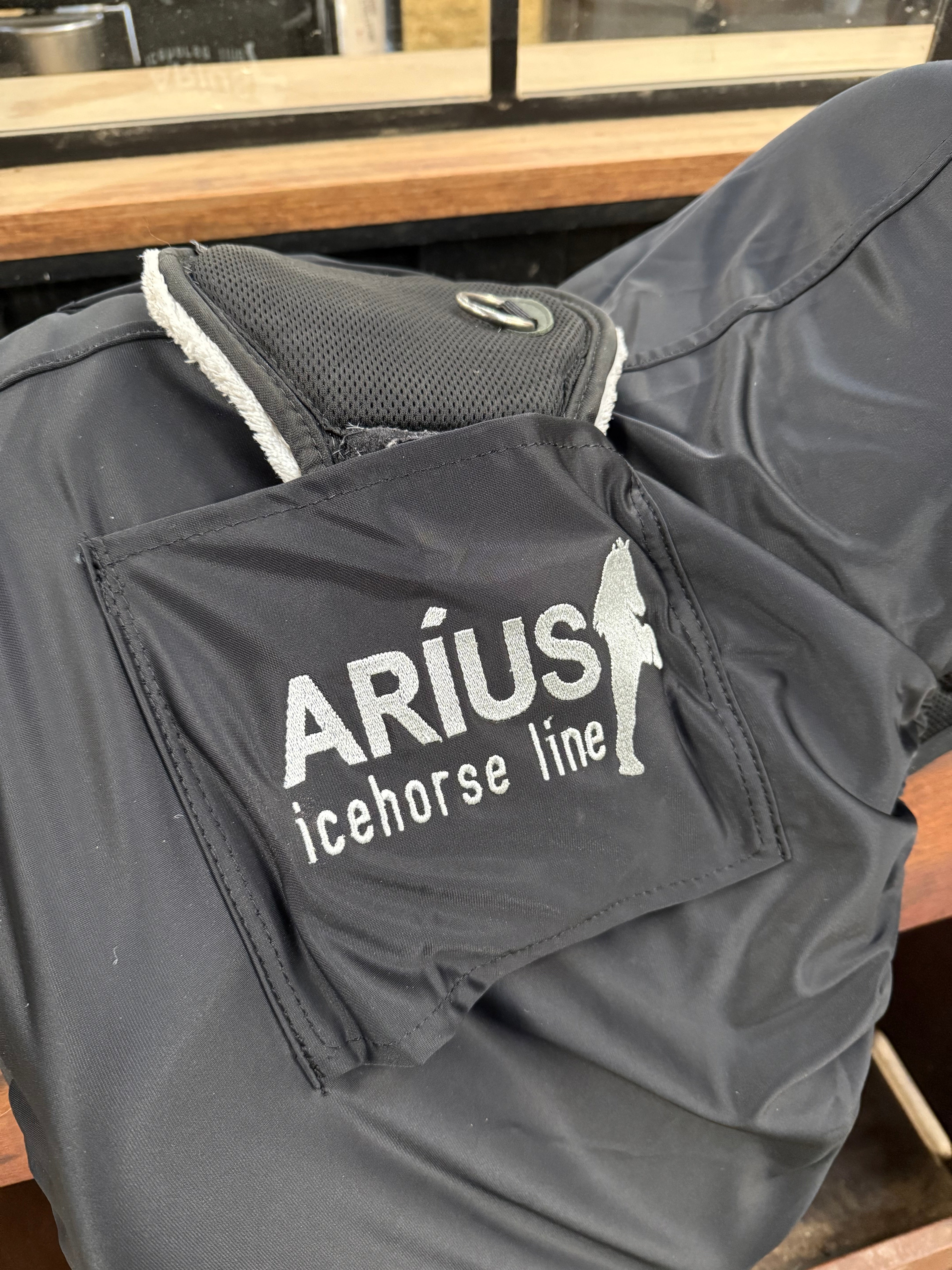 Aríus luksus sadelovertræk med lomme til gjord - Aríus Icehorse Line