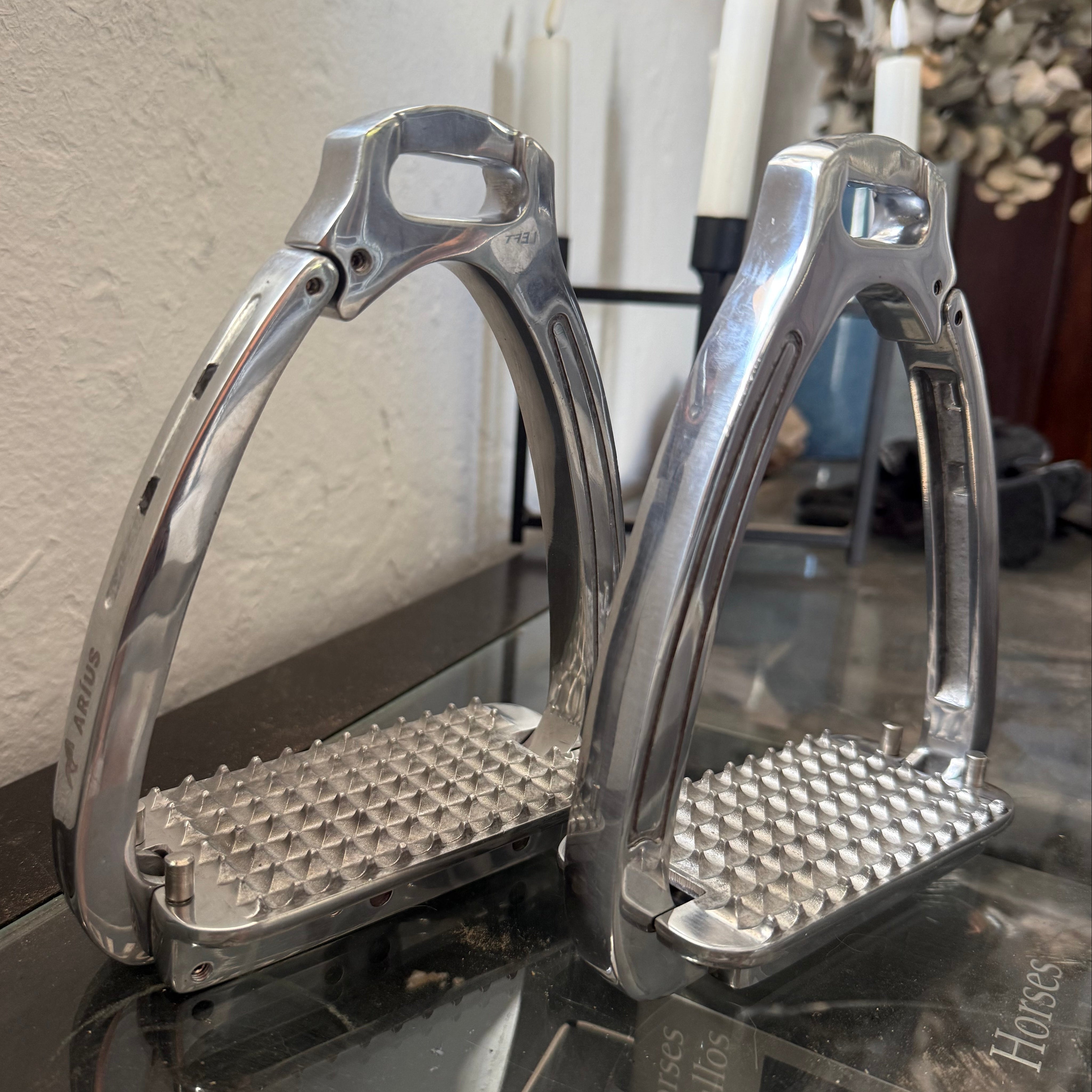 Aríus safety stigbøjler, silver
