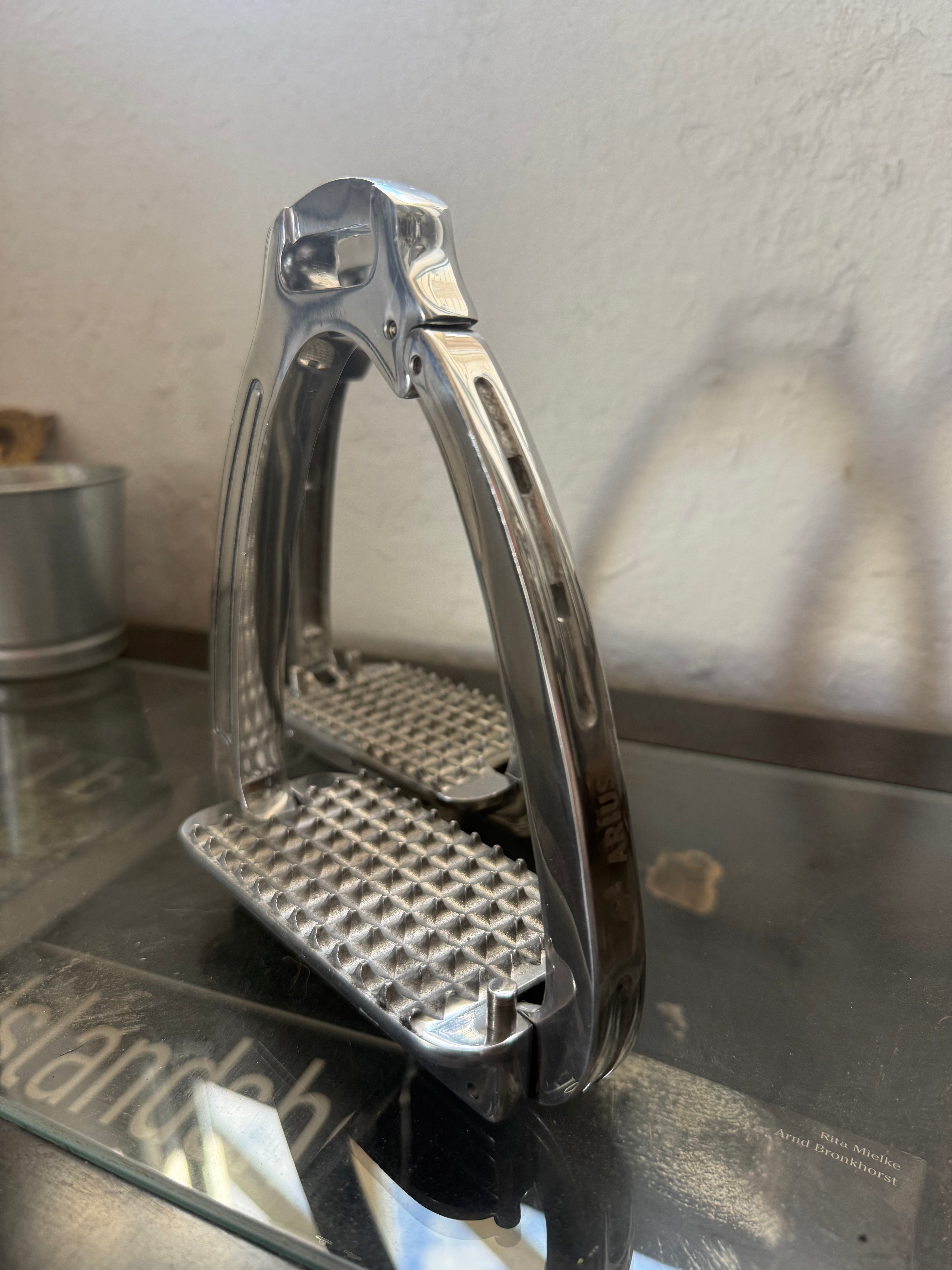 Aríus safety stigbøjler, silver
