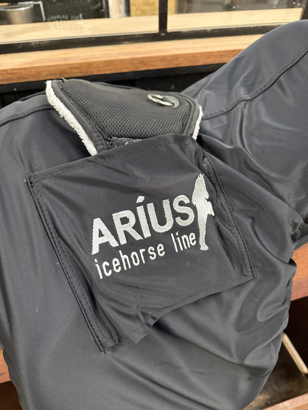 Aríus luxury saddle cover with pocket for girth