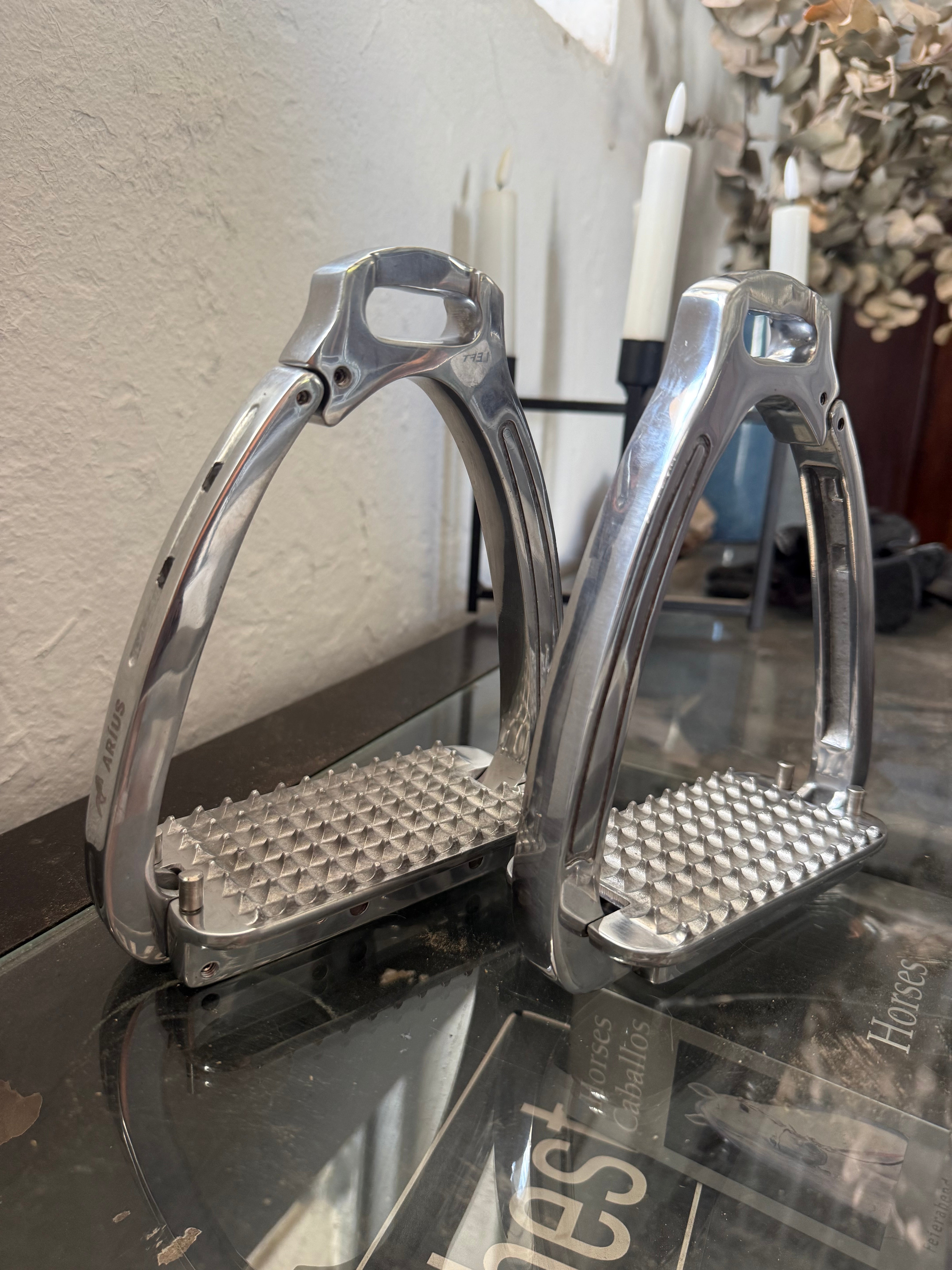 Aríus safety stigbøjler, silver
