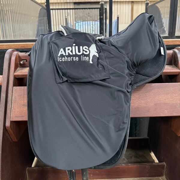 Aríus luxury saddle cover with pocket for girth